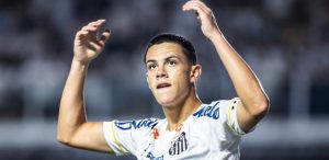 JP Chermont supera experientes para conquistar titularidade no Santos